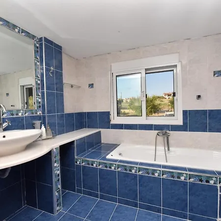 Дом отдыха Katies Spacious House By A Quiet Next To *