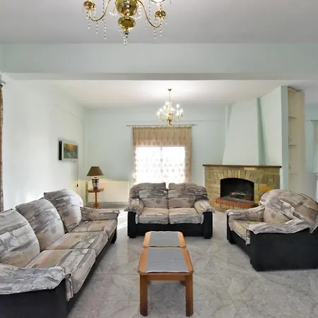 Дом отдыха Katies Spacious House By A Quiet Next To