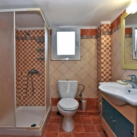 Дом отдыха Katies Spacious House By A Quiet Next To *